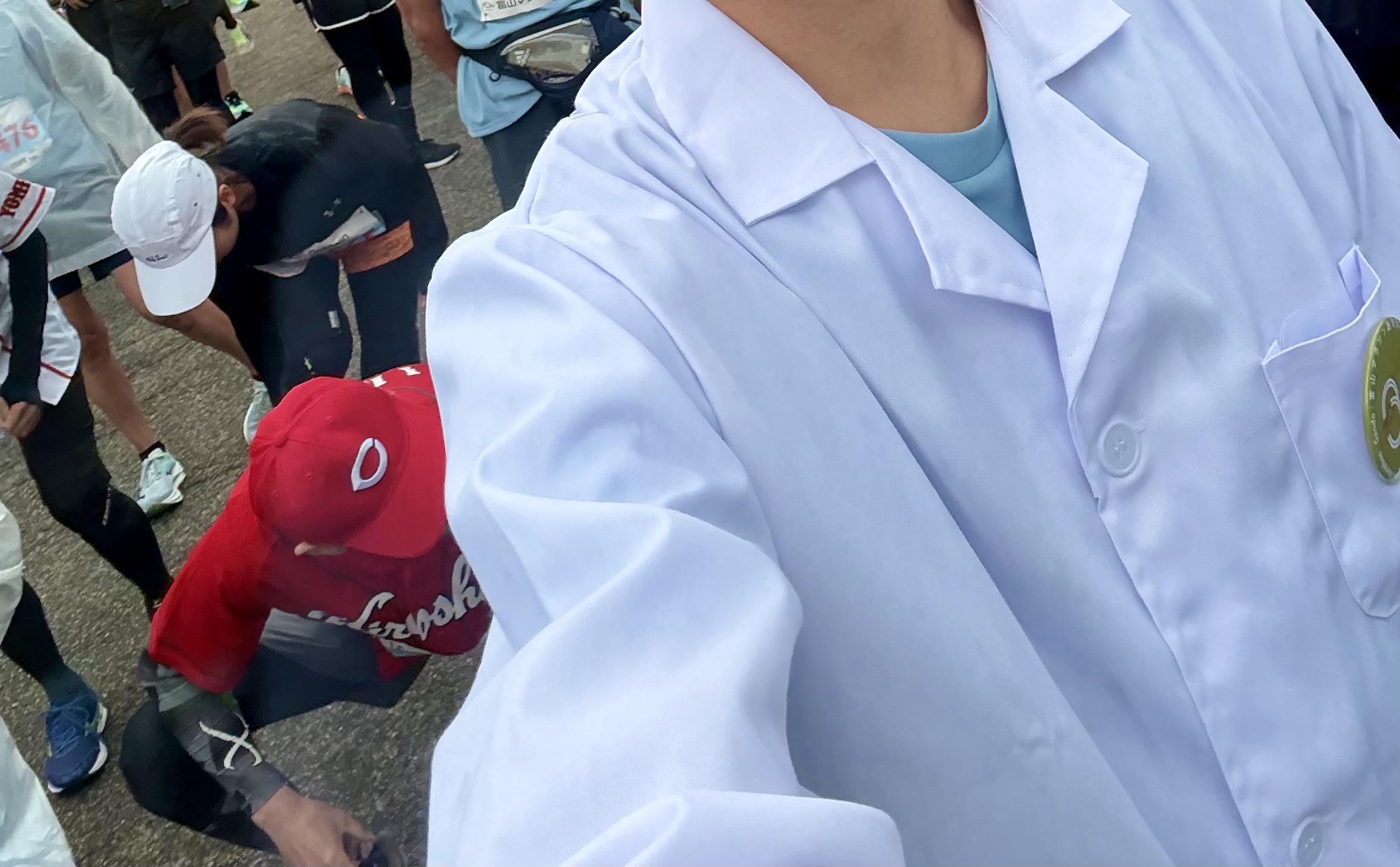 マラソン後の博士課程研究者（白衣実験後）